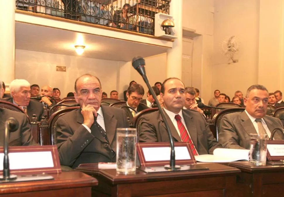 UNA ESCENA DE 2006. Los entonces ministro de Gobierno (Jiménez) y de Salud (Manzur) en la vieja Legislatura.  la gaceta / foto de archivo
