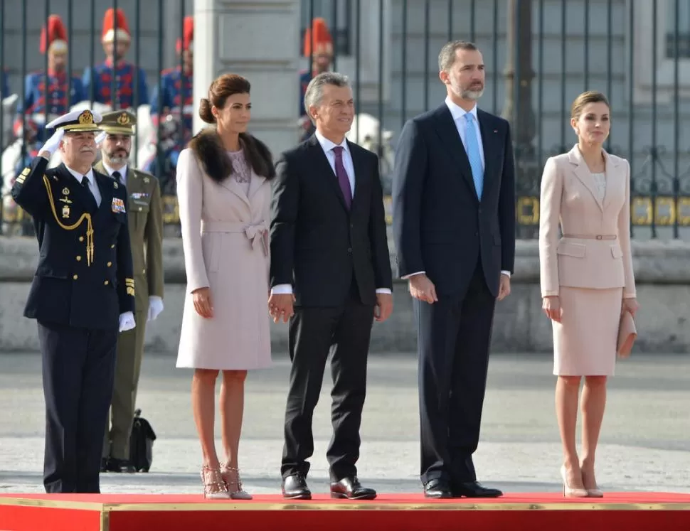 EN EL PATIO DE ARMAS DEL PALACIO REAL. El presidente Macri y el rey Felipe VI, acompañados de sus esposas, que apostaron a “looks” similares. Durante la noche, en la cena de gala, el monarca manifestó que “reconoce y aplaude” los esfuerzos realizados por el Gobierno de la Argentina. Dyn