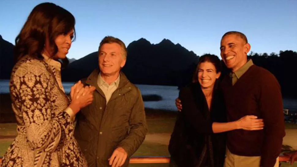 ENCUENTRO. Macri y su esposa viajaron a Bariloche para despedir a los Obama en marzo del año pasado (Télam)