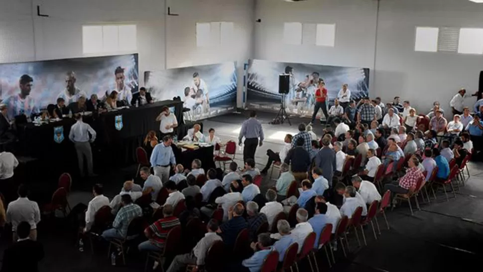 EN EZEIZA. Los asambleístas en el predio de AFA. FOTO TOMADA DE INFOBAE.COM