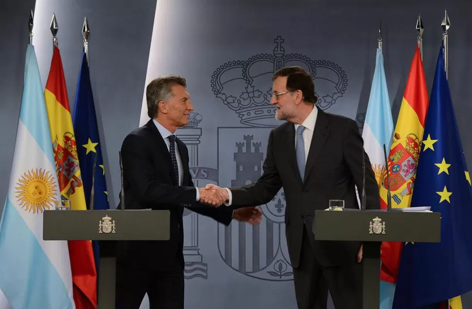 EN EL PALACIO DE LA MONCLOA. Macri habló de una “relación de afecto” y pidió más inversiones. Rajoy elogió “los pasos muy bien dados” por Argentina. dyn 