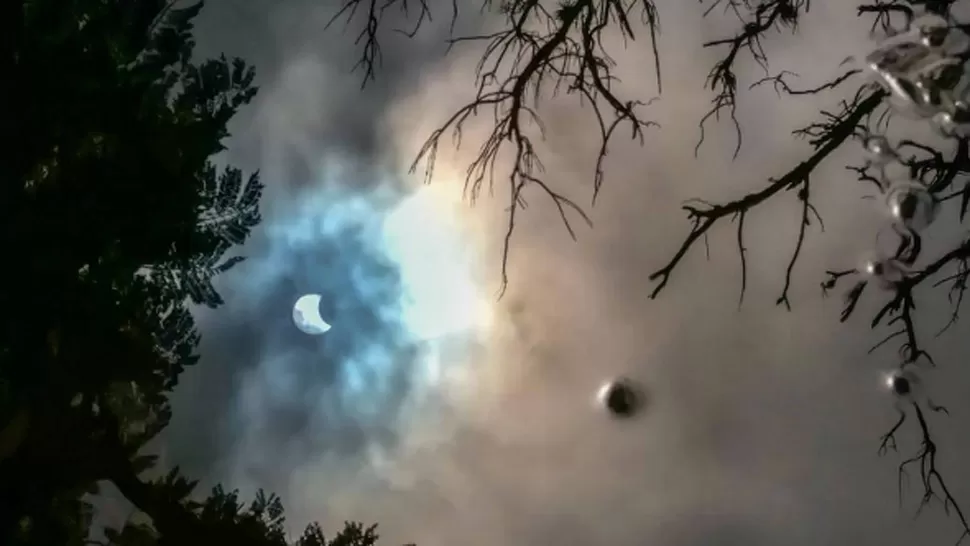 DESDE EL PARQUE AVELLANEDA. En un hueco dejado por las nubes, se pudo apreciar brevemente el paso de la luna por delante del sol. FOTO TOMADA DE INSTAGRAM.COM/PABLOSOLERLOPEZ