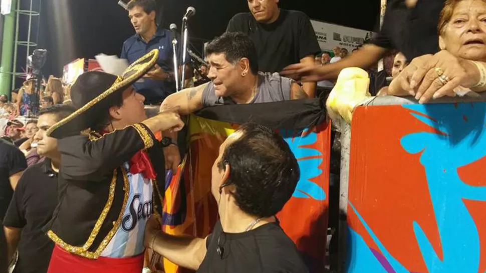 Un hincha de Atlético desfiló en el carnaval de Corrientes y saludó a Maradona