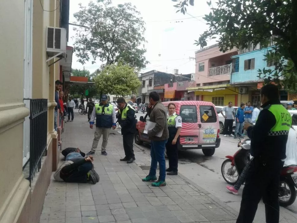 BIEN CUSTODIADOS. Policías custodian a dos menores que fueron detenidos por haber cometido un arrebato en pleno centro de Concepción. 