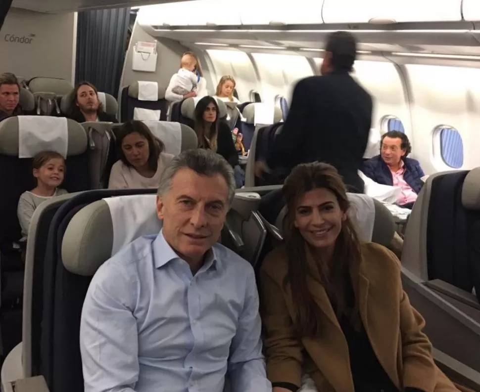 EN VUELO. El matrimonio presidencial viajó en Aerolíneas Argentinas. Dyn