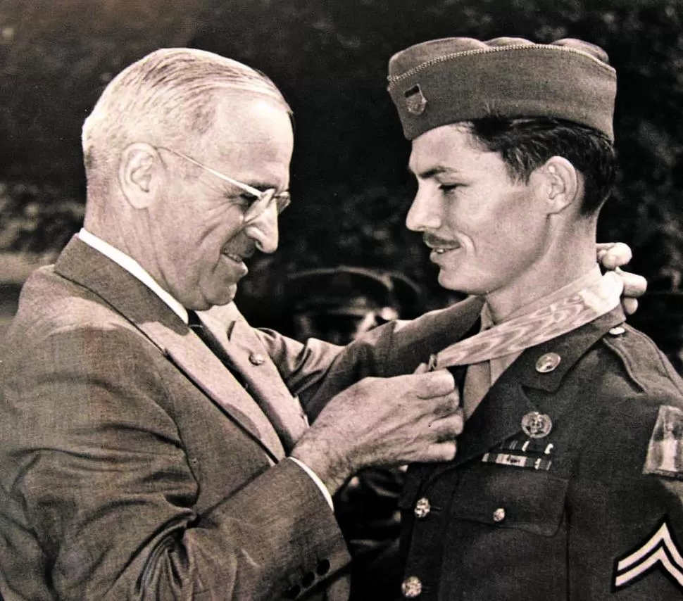 Desmond Doss recibe la máxima condecoración castrense de los EEUU, la Medalla de Honor, de manos del entonces presidente Harry Truman.