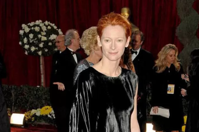 2008: TILDA SWINTON. Mejor actriz de reparto por “Michael Clayton”. Eligió un vestido negro de terciopelo de Lanvin. FOTO TOMADA DE CATCHNEWS.COM