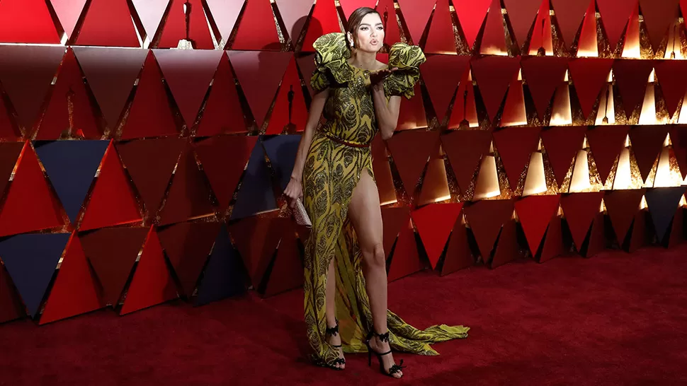 Premios Oscar: el pronunciado tajo del vestido le jugó una mala pasada y mostró de más