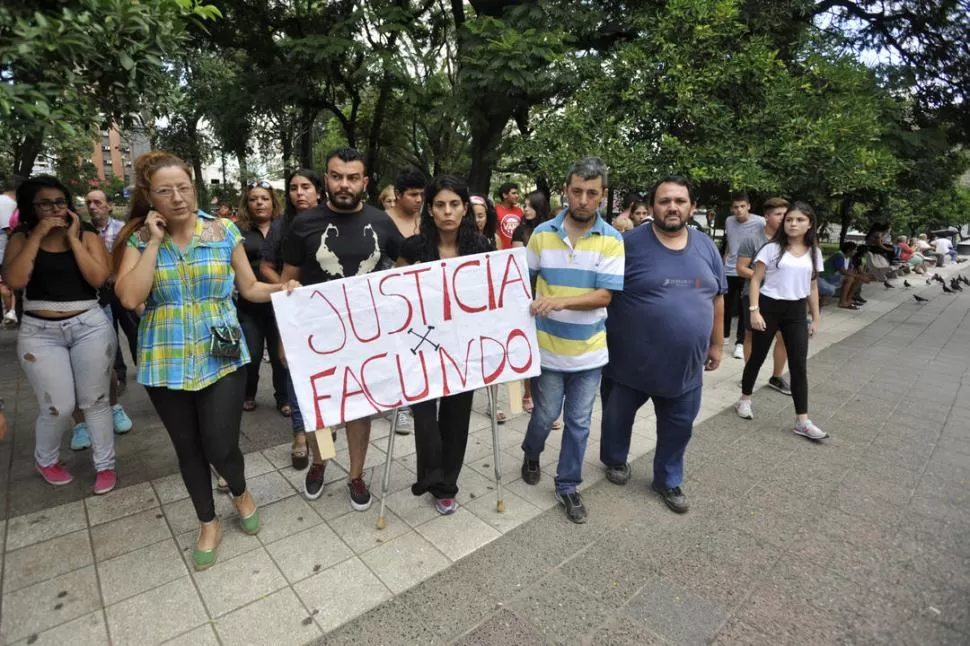 RECLAMO EN LA PLAZA. Lorena Mangarella, la madre del adolescente, se puso al frente de la marcha que organizaron los parientes y amigos. la gaceta / foto de inés quinteros orio 