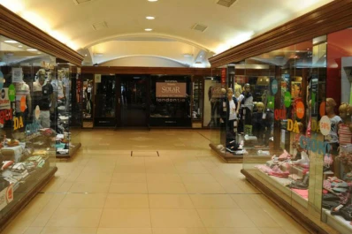 Pese al feriado, algunos comercios abren sus puertas