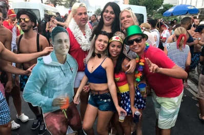 Se bajó del viaje porque volvió con su ex y sus amigos llevaron una gigantografía de vacaciones