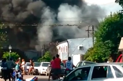 Un incendio de grandes dimensiones consumió una fábrica en Tafí Viejo