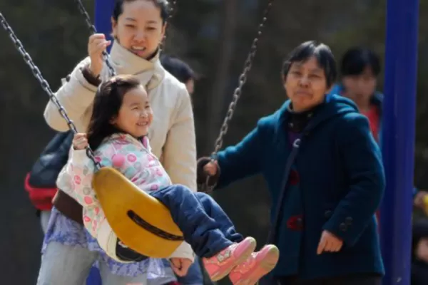 China podría dar incentivos econónimos para que las familias tengan su segundo hijo
