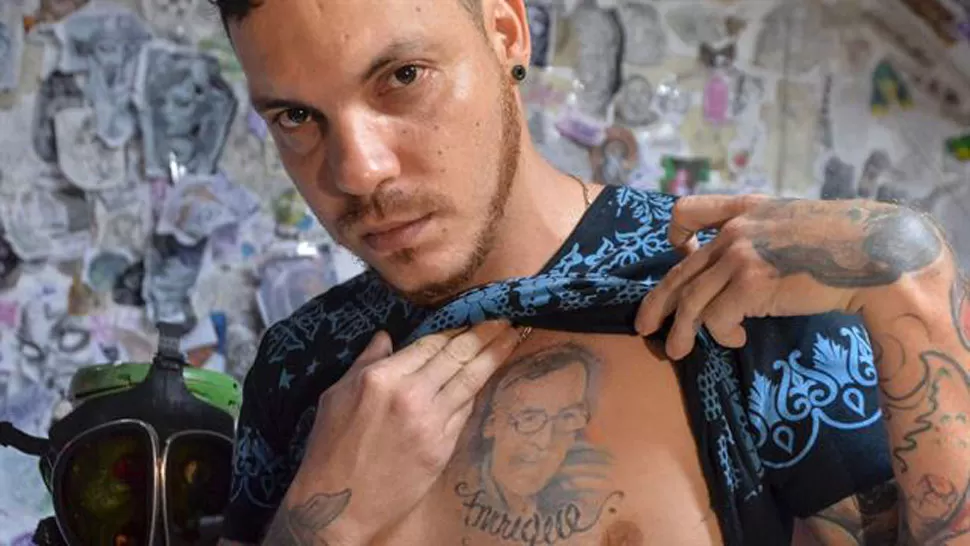TREMENDO. El hijo de Ismael Arciniegas muestra un tatuaje con el rostro de su padre. FOTO TOMADA DE LANACION.COM.AR