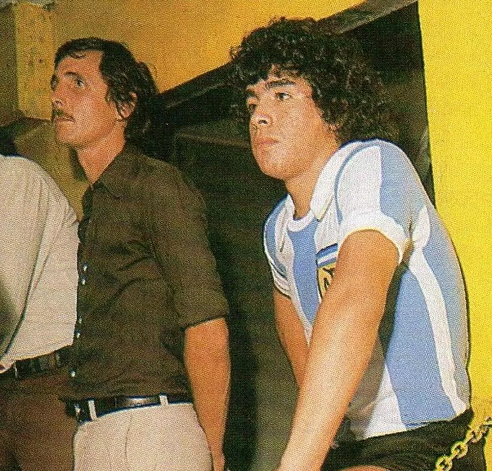 ESPERANDO SU OPORTUNIDAD. Un jovencito Maradona observa a sus compañeros en el banco de suplentes, una imagen que pocas veces se repitió posteriormente.  