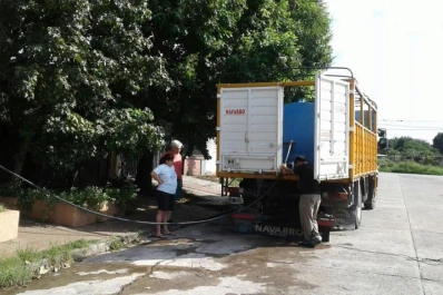 Sopresa en el barrio Los Tarcos 2 por la provisión de agua desde un camión