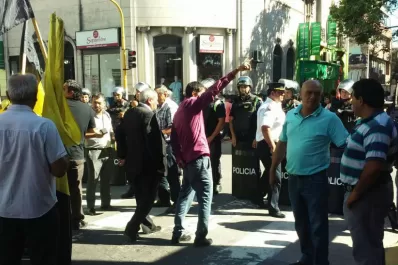 Los peones de taxis protestaron frente al Concejo Deliberante
