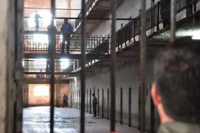 El padre del preso que sufrió quemaduras acusó a los guardiacárceles de intentar matar a su hijo