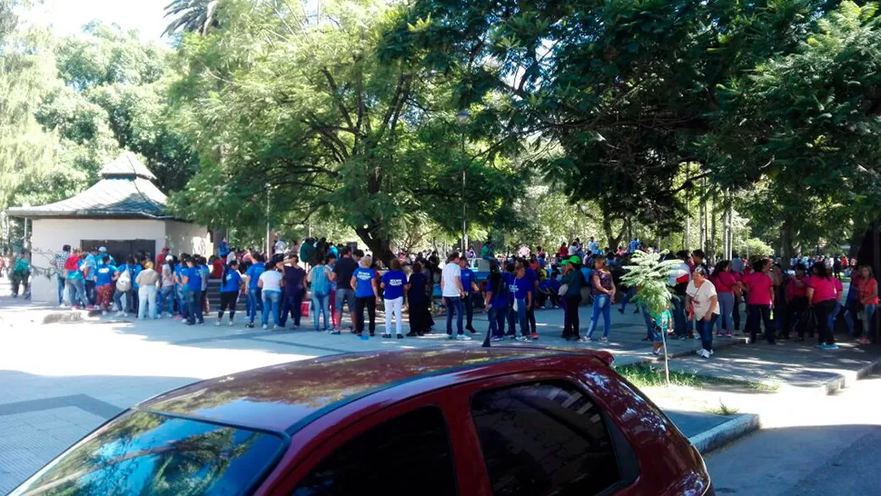 Apertura de sesiones legislativas: hubo largas filas en la plaza Urquiza para obtener un sándwich
