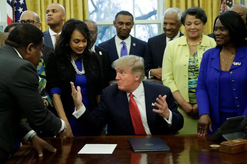 SALÓN OVAL. Trump firmó el decreto de apoyo a las Escuelas y Colegios Históricos (HCBU) de mayoría negra. Reuters