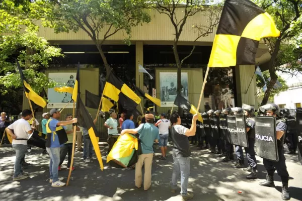 Luego de la represión, los peones de taxis exigieron el “blanqueo” de los trabajadores