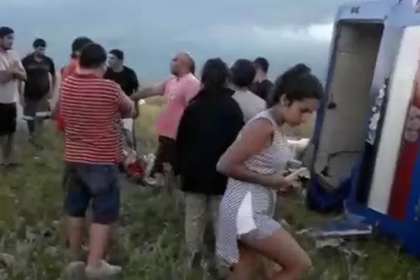 Video: así quedo el colectivo que se cayó a kilómetros de El Infiernillo