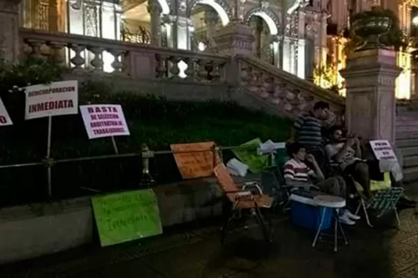Un grupo de trabajadores lleva más 15 horas protestando en la Casa de Gobierno