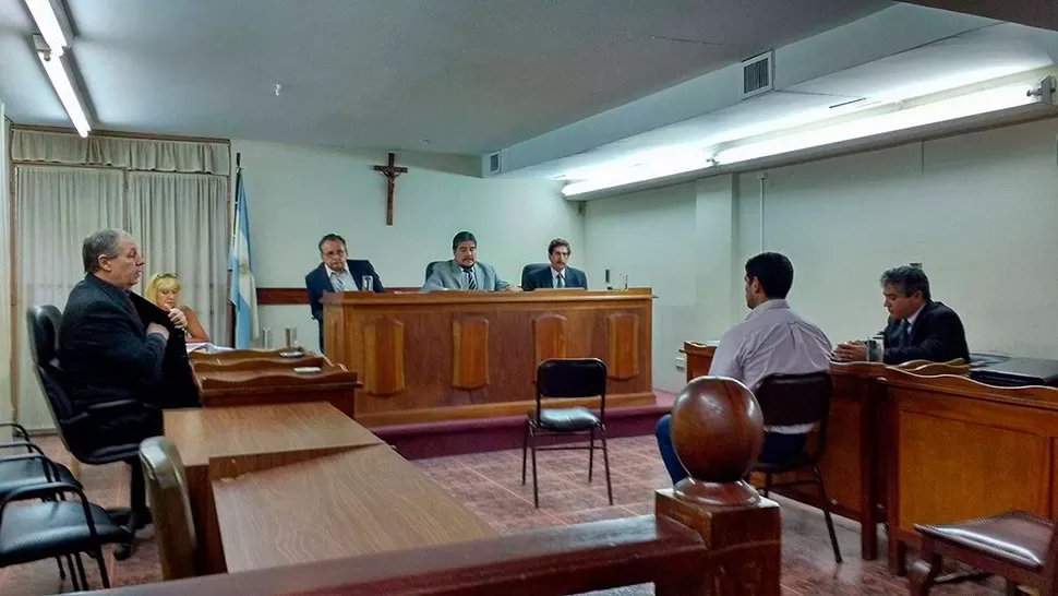EN LA SALA. El tucumano está acusado por el delito de lesiones graves calificadas por alevosía”. FOTO TOMADA DEL ESQUIU.COM