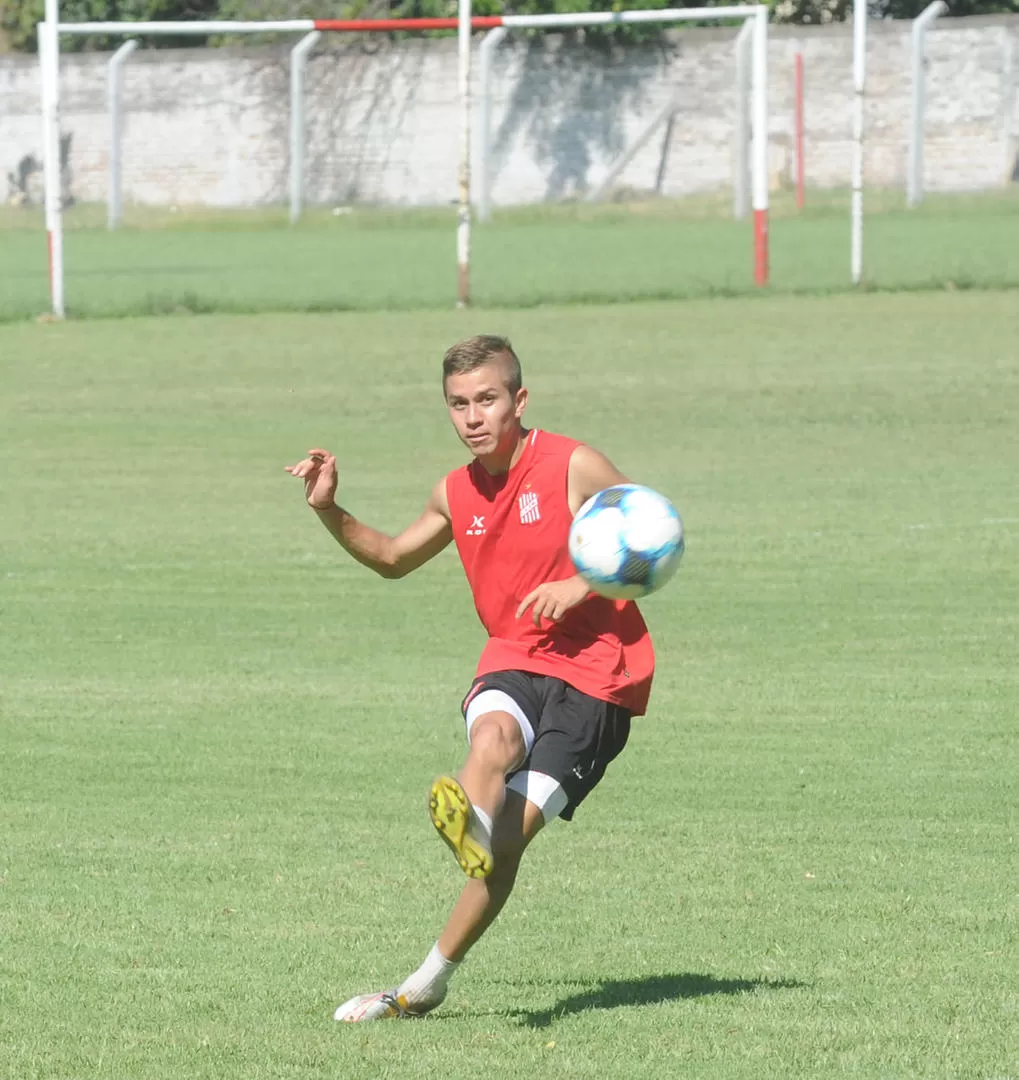 BUEN PIE. Leonardo Rizo estuvo entre los jugadores que practicaron la ejecución de tiros libres durante el entrenamiento. LA GACETA / FOTO DE Antonio Ferroni