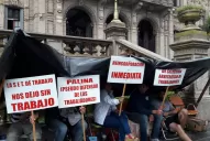 A pesar de la lluvia, los trabajadores continúan encadenados en la Casa de Gobierno