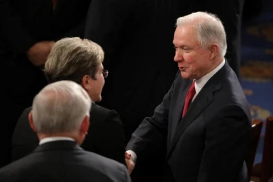 Trump enfrenta otra crisis política por las reuniones ocultas con Rusia