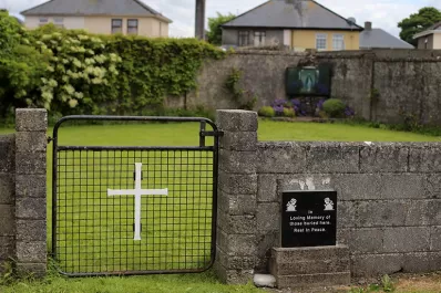 Hallan restos de casi 800 niños en un ex hogar de la Iglesia católica en Irlanda