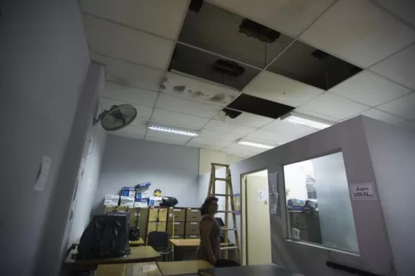 Les llueve el techo, hacen paro y los sancionarían