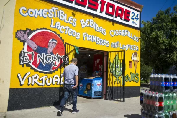 Aprovechó que el encargado estaba en el baño para robarle la recaudación y huir