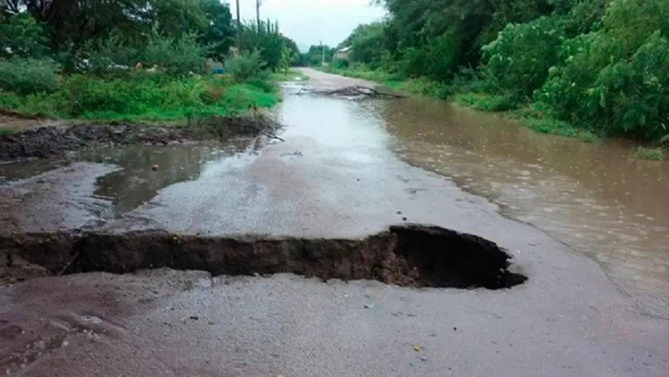 INCONVENIENTES. El agua provocó grandes pozos en los caminos de Valle Viejo. FOTO TOMADA DE ELESQUIU.COM