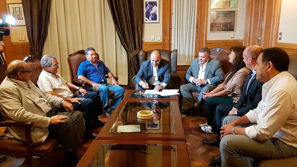 Manzur firmó el acuerdo luego de las negociaciones que mantuvo su gabinete con los gremios. LA GACETA/FOTO DE NATALIA VIOLA