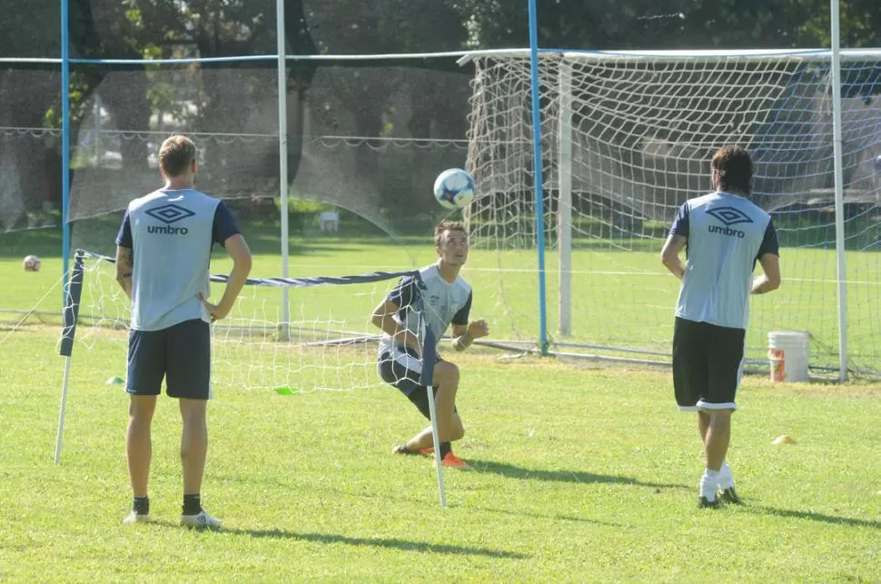 POR AHORA, SIN COMPAÑEROS NUEVOS. González, Menéndez y Lucchetti (estos últimos de espaldas) juegan al fútbol tenis durante el entrenamiento. Hasta el momento, Atlético no sumará jugadores nuevos. la gaceta / foto de Antonio Ferroni