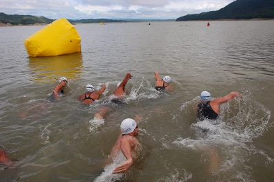 Biagioli y Bertola fueron los más rápidos en el “VIII° Cruce a nado del Dique El Cadillal”