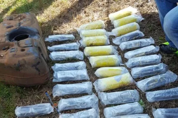 Detuvieron a un hombre que llevaba más de 16 kilos de cocaína en el tanque de combustible