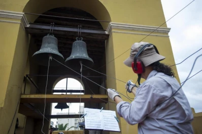 De las campanas de San Francisco brotó la melodía de “Cenizas”