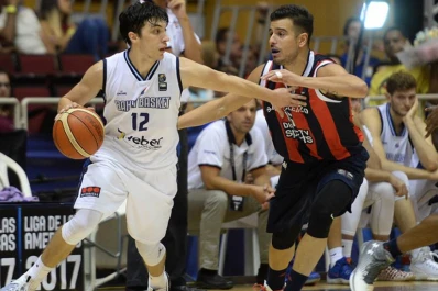 Impresionante: anotó 37 puntos y metió un triple de aro a aro