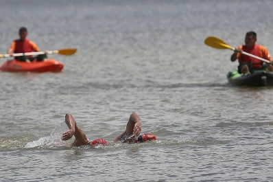 Video: así se vivió el cruce a nado en El Cadillal