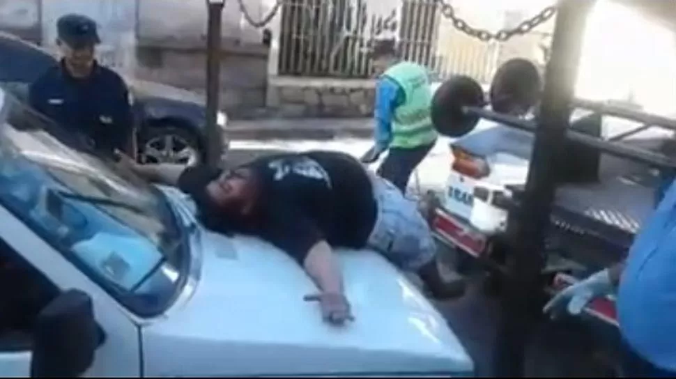 Video: fingió un ataque de nervios para evitar que le secuestren el auto