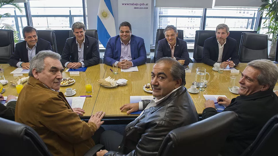 El triunvirato de la CGT, en una reunión con funcionarios del Gobierno. FOTO DE ARCHIVO. 