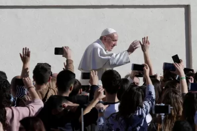 El Papa sugirió a los fieles que lleven la biblia como el celular