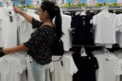 A horas del arranque de clases, los padres invadieron el centro en busca de útiles y uniformes