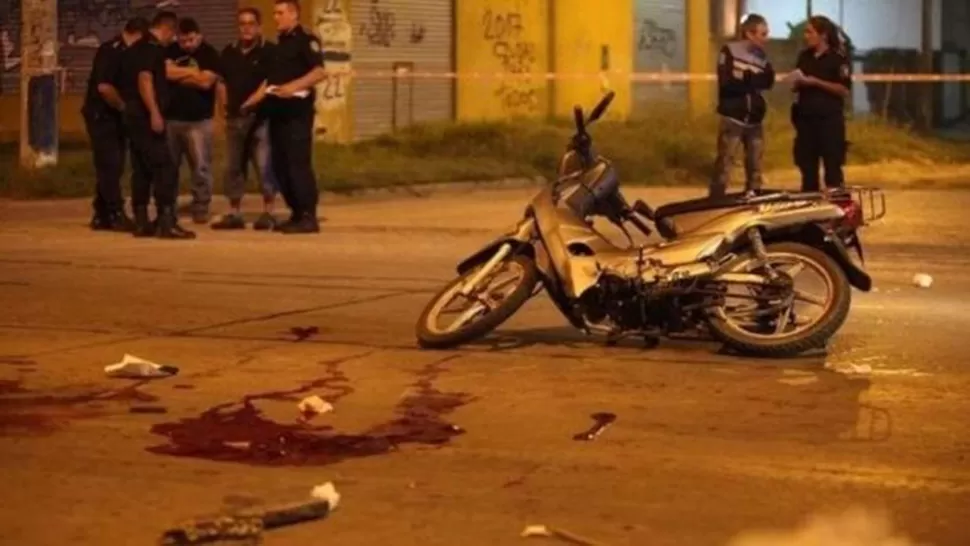 LADRONES. Los dos jóvenes iban en una moto cuando se produjo el tiroteo. FOTO TOMADA DE BIGBANGNEWS.COM