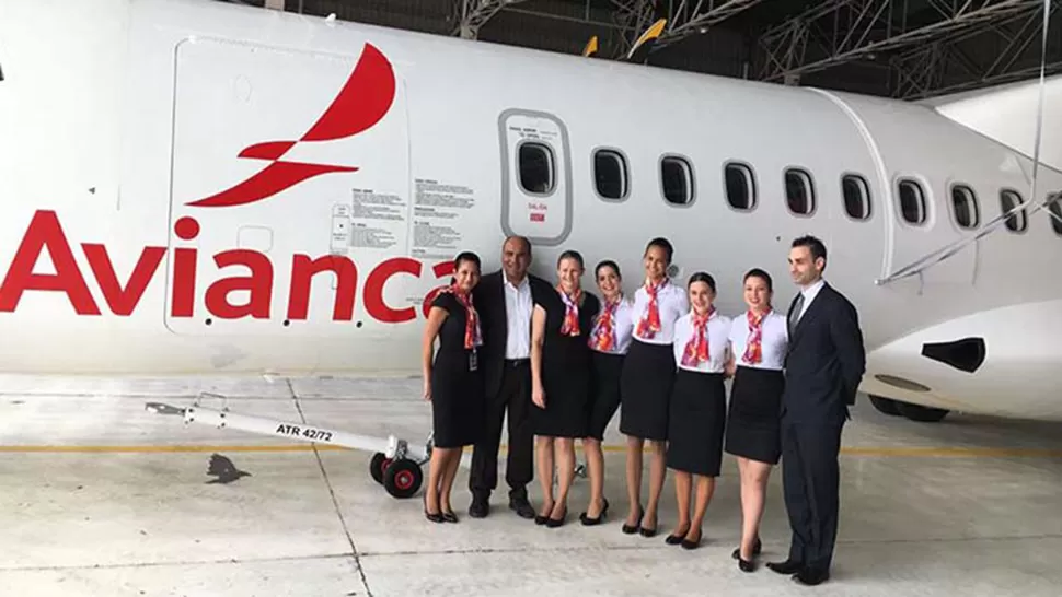 El gobernador Manzur, junto con el equipo de Avianca. FOTO DE ARCHIVO.