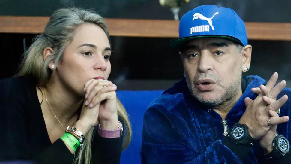 ENOJADO. Maradona aclaró que sigue en pareja con Rocío Oliva. FOTO TOMADA DE WWW.LAVANGUARDIA.COM