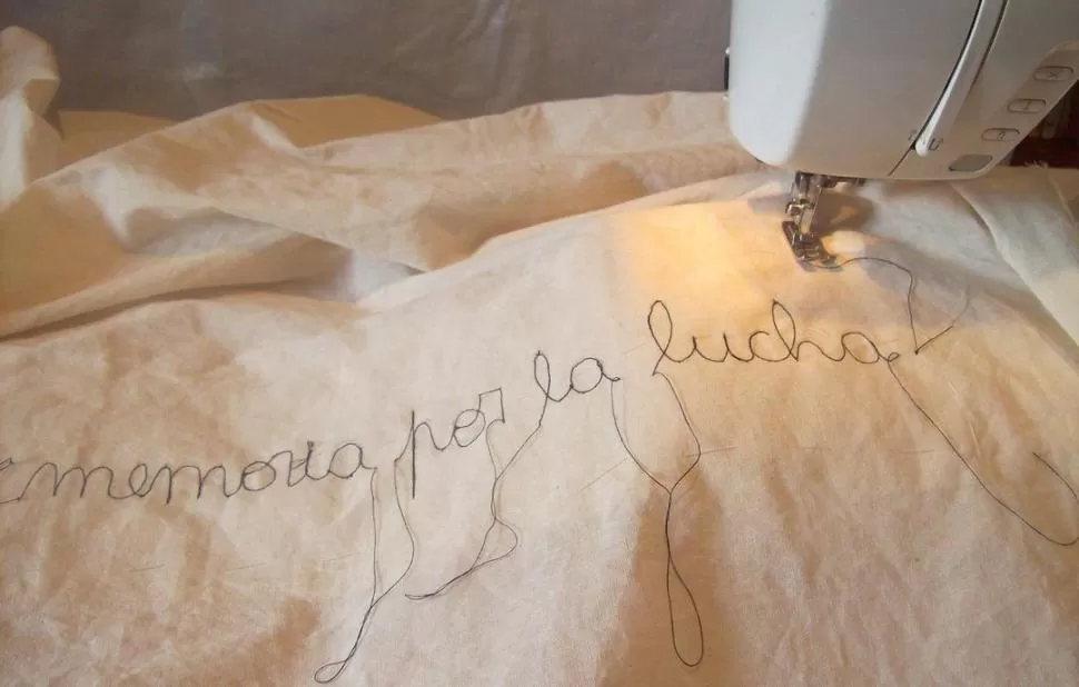 “DESENVOLVER”. Cecilia Villafuerte dibuja con la máquina de coser.  